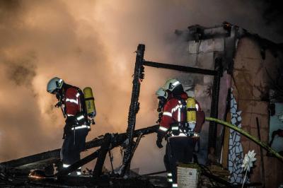 Schwaikheim: Gartenhaus brennt vollstaendig nieder